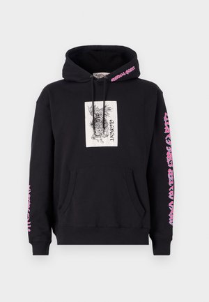 Czarna bluza z kapturem z grafiką na przodzie, z regulowanym kapturem, kieszenią kangurką i różowym napisem na lewym rękawie.