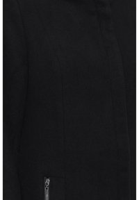 Cappotto di lana nera con una finitura liscia e texture, dotato di una tasca laterale con zip e cuciture pulite e sartoriali. Design minimalista.