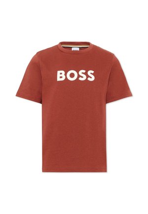 T-shirt a maniche corte color ruggine con scollo rotondo e testo bianco audace "BOSS" stampato sul petto.
