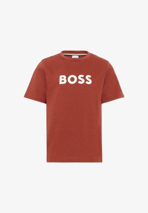 Koszulka z krótkim rękawem w kolorze rdzy z okrągłym dekoltem i wyraźnym, białym napisem "BOSS" nadrukowanym na piersi.