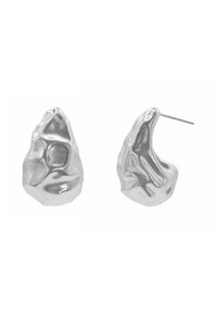 Orecchini astratti in argento con una forma organica e strutturata, caratterizzati da una finitura lucida e un design a clip per un indossamento sicuro.