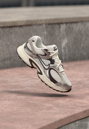 Nike Sportswear V5 RNR - Sportcipő - phantom/moon particle/burgundy ash/black/burgundy ash