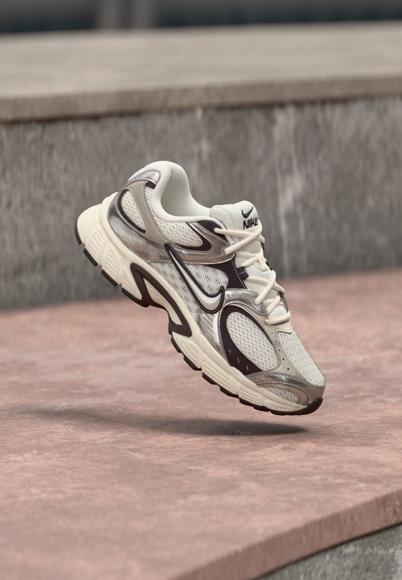 NIKE V5 RNR phantom/moon particle/burgundy ash/black/burgundy ash/off-white