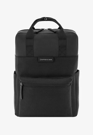 Schwarzer Stoff-Rucksack mit oberem Griff, verstellbaren Schulterriemen, vorderer Reißverschlusstasche und Logopatch. Einfaches geometrisches Design mit strukturierter Oberfläche.