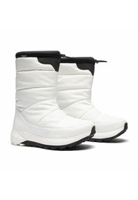 Bílé zateplené zimní boty s prošívaným designem, černými akcenty, texturovanou gumovou podrážkou a stahováním s přezkou nahoře.