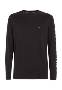 Schwarzes Langarm-T-Shirt aus Baumwolle, mit einem kleinen Logo auf der Brust und weißem Text auf dem linken Ärmel. Glatte Textur.