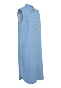 Vestido camisero de denim en azul claro, sin mangas, con botones en la parte delantera, cuello puntiagudo, bolsillo en el pecho izquierdo y dobladillo curvado con aberturas laterales.
