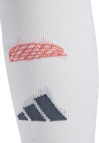 Fehér sportzokni szellőző anyagból, narancssárga logóval és sötétkék Adidas háromlevelű mintával. Strukturált kötött minta az egész anyagon.