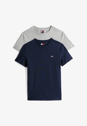 Dwa t-shirty z okrągłym dekoltem ułożone jeden na drugim; jeden jasnoszary, drugi granatowy. Oba są bawełniane, z krótkimi rękawami i małym logo na piersi.