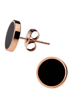 Runde Ohrstecker mit schwarzem Mittelpunkt und roségoldenen Rändern, gezeigt mit einem Ohrstecker nach vorne und dem anderen, das den Stift und den Schmetterlingsverschluss zeigt.