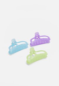 Três ganchos de cabelo de plástico nas cores azul claro, verde e roxo. Cada um tem uma pega texturizada ondulada e um design de fecho seguro.