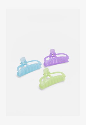 Três ganchos de cabelo de plástico nas cores azul claro, verde e roxo. Cada um tem uma pega texturizada ondulada e um design de fecho seguro.
