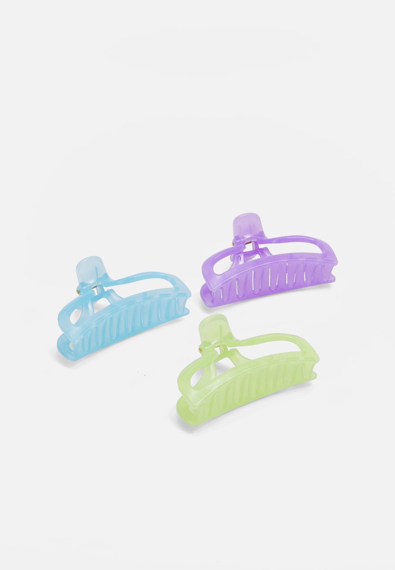 Três ganchos de cabelo de plástico nas cores azul claro, verde e roxo. Cada um tem uma pega texturizada ondulada e um design de fecho seguro.