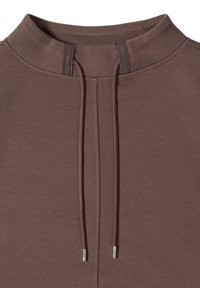 Sweat-shirt marron à col montant avec coutures cousues et cordons de serrage avec embouts en métal au centre devant.