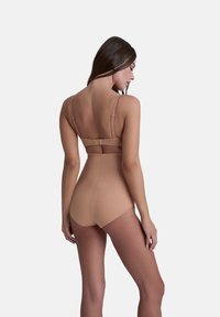 Costume da bagno a vita alta tono nudo con spalline regolabili e chiusura a gancio sul retro. Progettato con una superficie liscia e una forma aderente.