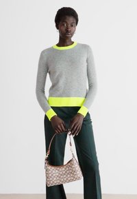 COACH SIGNATURE JULIET SHOULDER BAG - Käekott - cocoa/burnished amber