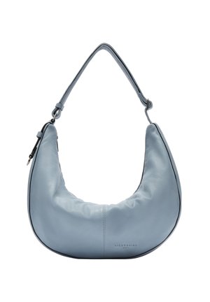 Bolso de cuero azul claro con forma curva y una sola correa para el hombro. Presenta una textura suave y un sutil logo grabado en el lateral.