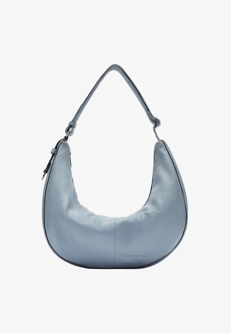 Borsa in pelle azzurro chiaro con una forma curva e una tracolla singola. Presenta una texture liscia e un logo discreto impressa sul lato.