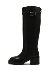 Bottes en cuir noir montant jusqu'au genou avec un bout arrondi, un talon bloc et une fermeture éclair latérale ; dotées d'une sangle amovible et d'une finition polie.