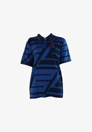 Polo shirt corto azzurro a maniche corte con strisce astratte nere, rifinitura rossa sul colletto e piccolo logo rosso sul lato sinistro del petto.