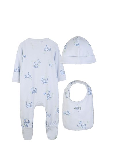 Body en coton bleu bébé avec imprimés de tigre, chapeau assorti et bavoir avec petits motifs d'animaux et de plantes.