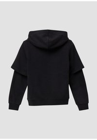 Czarna hoodie z warstwowymi krótkimi rękawami na długich rękawach, ściągaczami i kapturem, pokazana od tyłu na jasnoszarym tle.