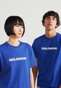 Salomon LOGO TEE UNISEX - T-shirt estampada - surf the web