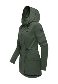 Khaki zielona kurtka z kapturem wykonana z materiału odpornego na warunki atmosferyczne; posiada sznurki, dwie przednie kieszenie oraz zaokrąglony design dolnej krawędzi.