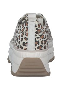 Sneaker con stampa leopardata caratterizzata da una parte superiore bianca testurizzata, colletto imbottito, linguetta e una suola in gomma spessa e chiara con un motivo rigato.