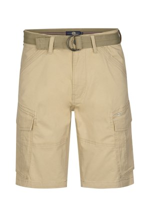 Shorts cargo beiges en tissu léger, dotés d'une ceinture tissée, de multiples poches latérales et de détails cousus sur les coutures.
