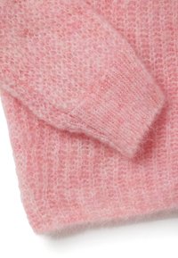 Maglione rosa a maglia con una morbida e pelosa texture. Il design include polsini a coste e una cucitura larga e ariosa.