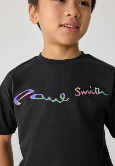 Svart bomulls-t-shirt med en flerfärgad, stiliserad "Paul Smith"-logotyp. Kortärmad och med rund hals. Slät textur, avslappnad passform.