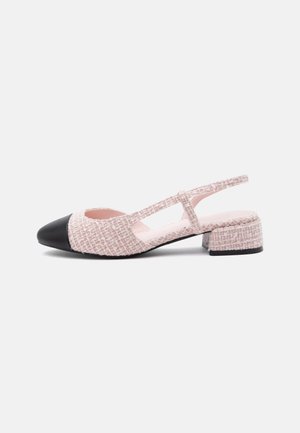 Scarpa slingback da donna con tacco basso a blocco in tessuto tweed rosa e bianco e punta nera appuntita su sfondo bianco.