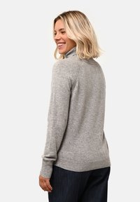 Szary sweter z golfem wykonany z miękkiej dzianiny, z podwójnymi mankietami i detalami wzdłuż ramion, idealny do noszenia w warstwach.