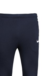 Marineblauwe sportbroek gemaakt van een zachte katoenmix, met een elastische tailleband en een klein wit logo aan de onderkant.