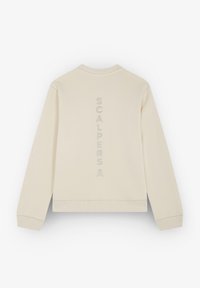 Licht beige sweatshirt met ribgebreide cuffs en zoom, met "SCALPERS" verticaal op de achterkant geborduurd in zilver. Soepele textuur.