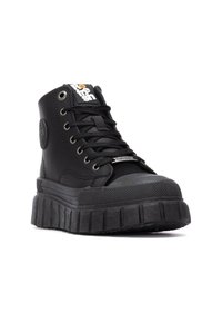 Zapatillas altas negras con material texturizado, puntera redonda, suela gruesa y robusta, ojales de metal y una etiqueta de logo en la lengüeta.