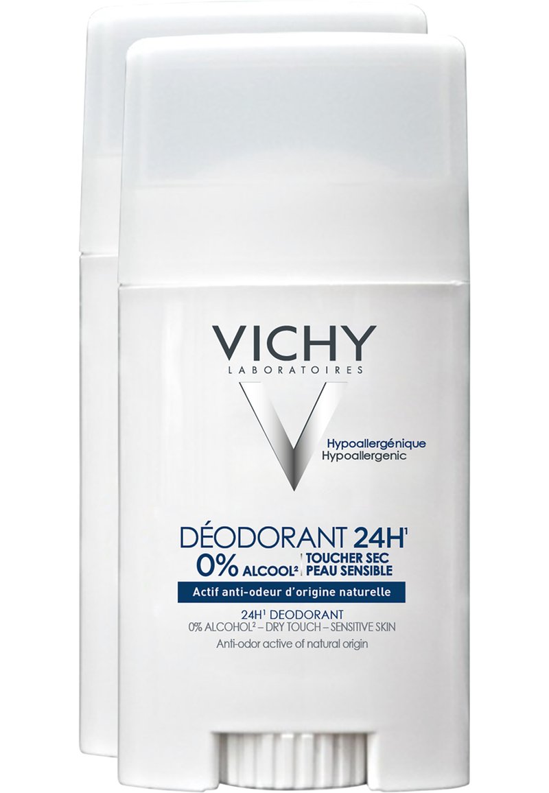 Weißer zylindrischer Deodorantstick mit glatter Oberfläche, eingeprägtem Logo und blauer Schrift, die hypoallergene und alkoholfreie Eigenschaften anzeigt.