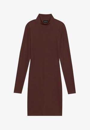 Vestido marrón de cuello vuelto con mangas largas, forma ajustada, textura suave y dobladillo a la altura de la rodilla. Sin patrones ni adornos.