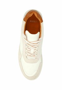 Witte leren en suède sneakers met beige accenten, ronde neus, vetersluiting en gevoerde schacht. Bevat zichtbare branding aan de binnenkant van de schoen.