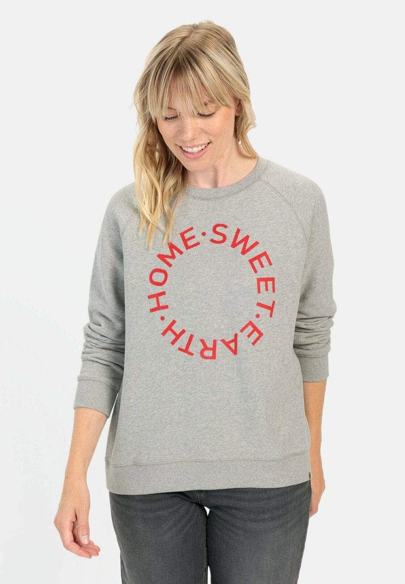 Grijze sweatshirt met rode cirkelvormige tekst die "HOME SWEET EARTH" leest. Zachte stof met ribgebreide manchetten en zoom, ontspannen pasvorm.
