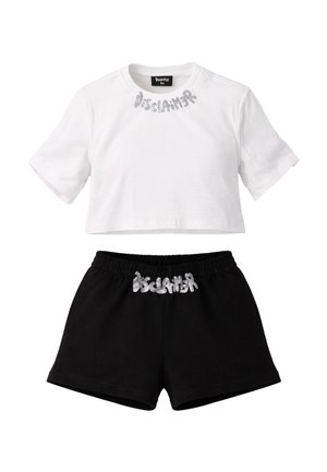 Completo composto da top bianco corto a maniche corte e pantaloncini con vita elastica neri, entrambi con scritta "Disclaimer" in glitter argento sul davanti.