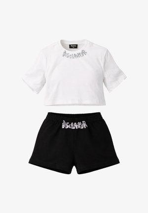 Completo composto da top bianco corto a maniche corte e pantaloncini con vita elastica neri, entrambi con scritta "Disclaimer" in glitter argento sul davanti.