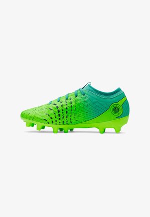 Chaussure de football verte et bleue avec une surface texturée, des motifs superposés et six crampons pour la traction. Caractérisée par un bout arrondi et un design à lacets.