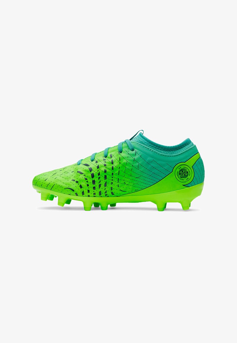 Chaussure de football verte et bleue avec une surface texturée, des motifs superposés et six crampons pour la traction. Caractérisée par un bout arrondi et un design à lacets.