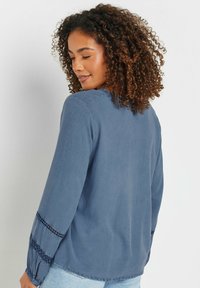 M&Co ACID WASH TIE NECK - Bluse - blue