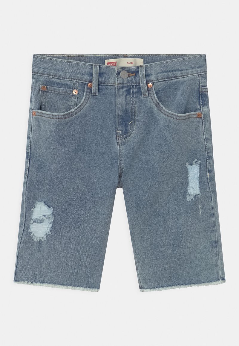 Short en denim bleu clair coupe slim avec deux détails déchirés, poches avant, passants de ceinture et fermeture par bouton.