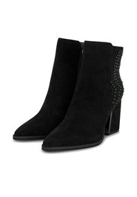 Botas de tobillo de ante negro con punteras en punta, tacones de bloque, cremalleras laterales y adornos de tachuelas en la parte trasera de los tacones.