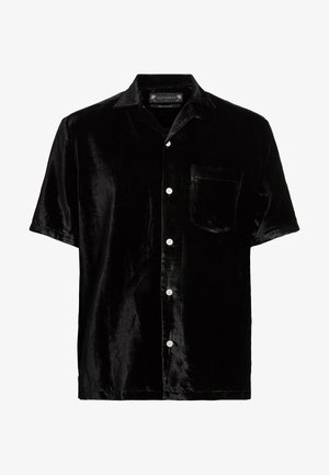 Camicia nera in velluto a maniche corte con colletto a punta, patta dei bottoni frontale e una tasca sul petto. Texture liscia con un leggero luccichio.