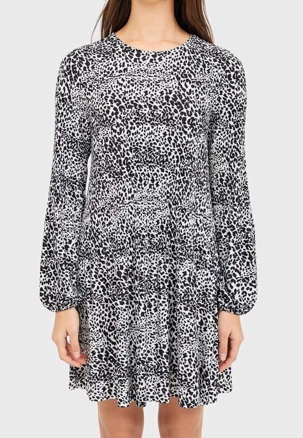 Robe à manches longues en imprimé animal noir et blanc, dotée d'un col rond et d'une jupe à volants avec une texture froncée.